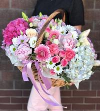 Цветочная композиция из Розы, Хризантемы, Пионы и Лизиантусы в корзине в Будогощь
