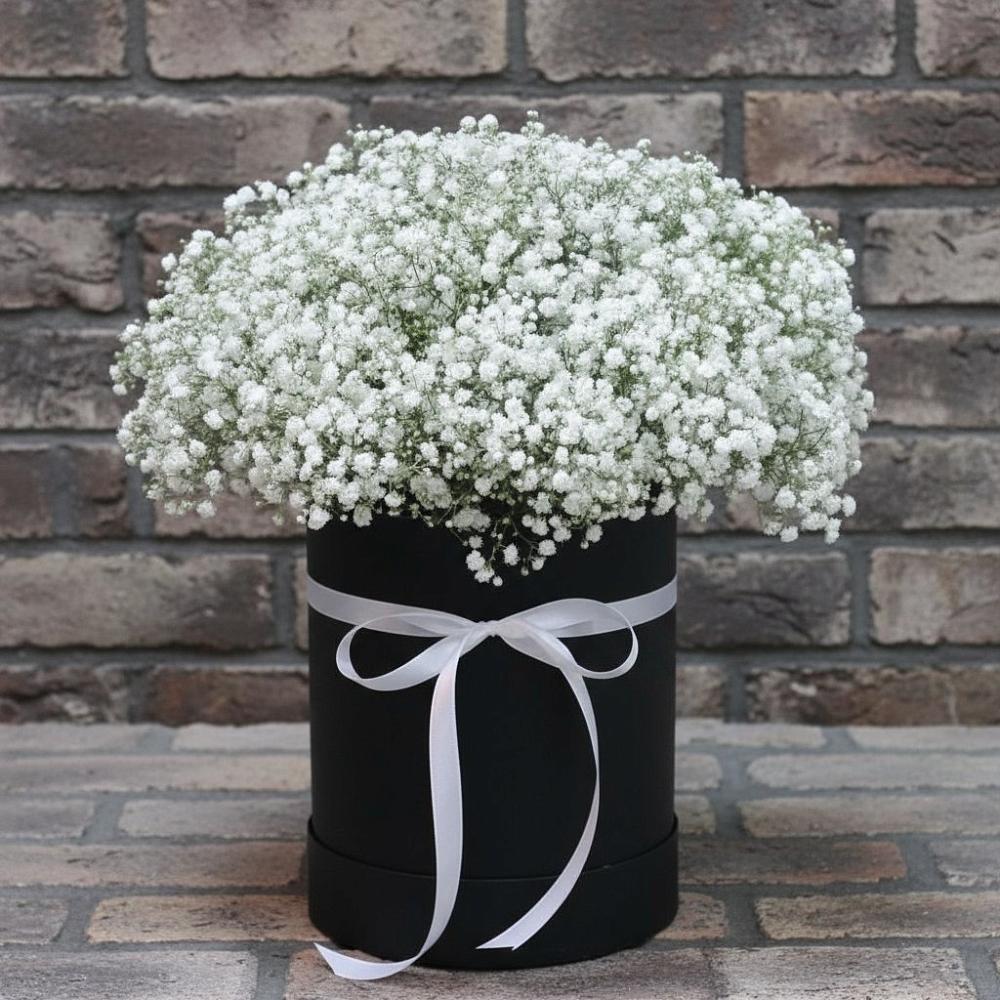 Цветочная композиция из Гипсофила в шляпной коробке в Будогощь