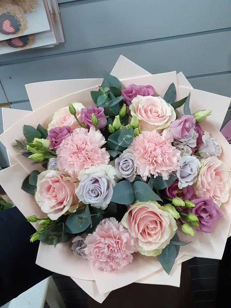 Букет цветов из: Розы, Гвоздики и Лизиантусы в Будогощь